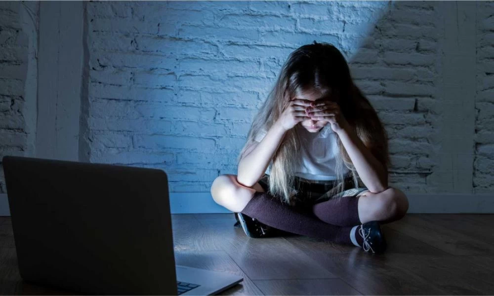 Παιδόφιλοι στο διαδίκτυο – Πώς αποπλανούν τους ανήλικους – Οι κίνδυνοι που εγκυμονούν
